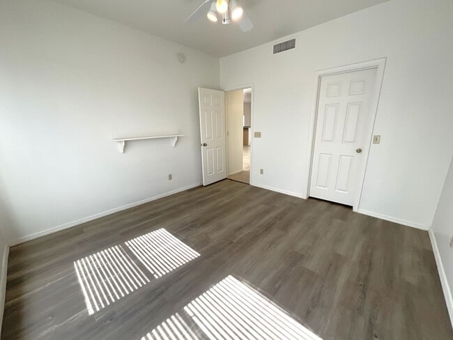 Building Photo - Convenient Eastside location on cul-de-sac