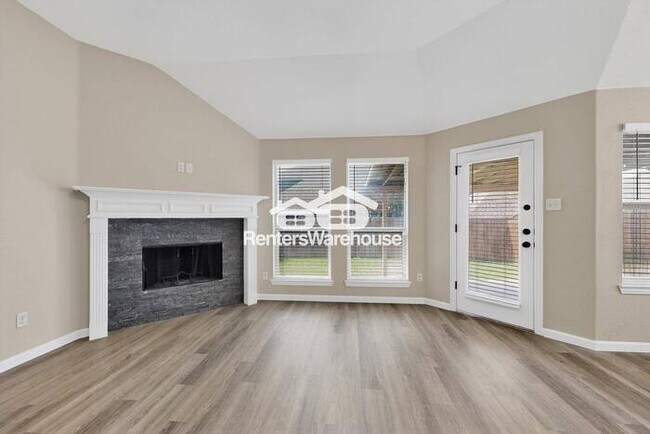 Building Photo - Great Location and Fully Refreshed Move In...