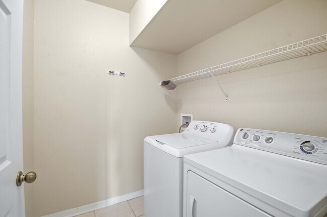 Building Photo - 1020 Villagio Cir