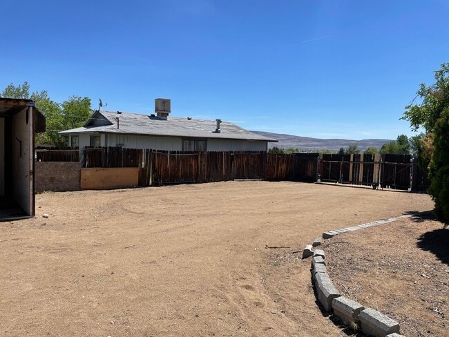 Building Photo - Cute 3 bedroom, 2 bathroom available in Sp...