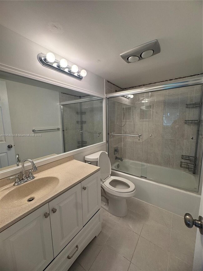 Building Photo - 9811 N Hollybrook Lake Dr