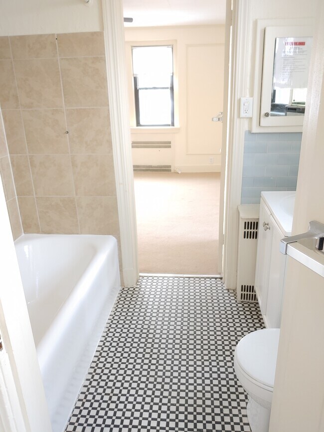 Building Photo - 769 Shady Dr E