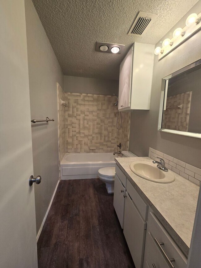Building Photo - Awesome 2-Story 2/2/2 Townhouse in Southwe...