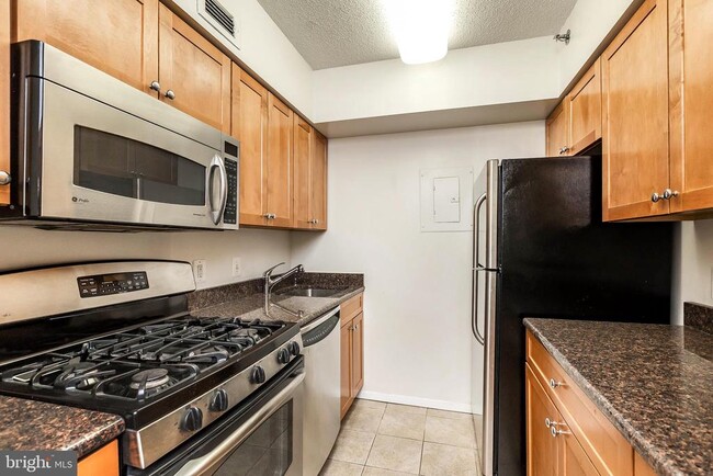 Building Photo - 4801 Fairmont Ave