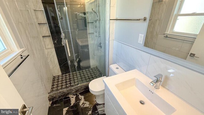 Building Photo - 10 Cedarbrook Dr