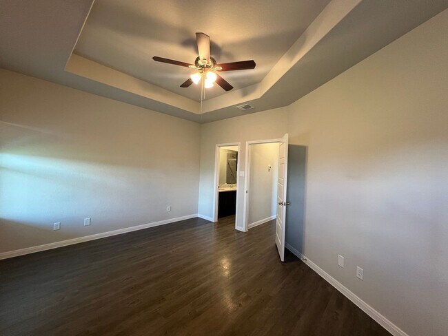 Building Photo - Luxury 3/2 Duplex in Seguin, Texas