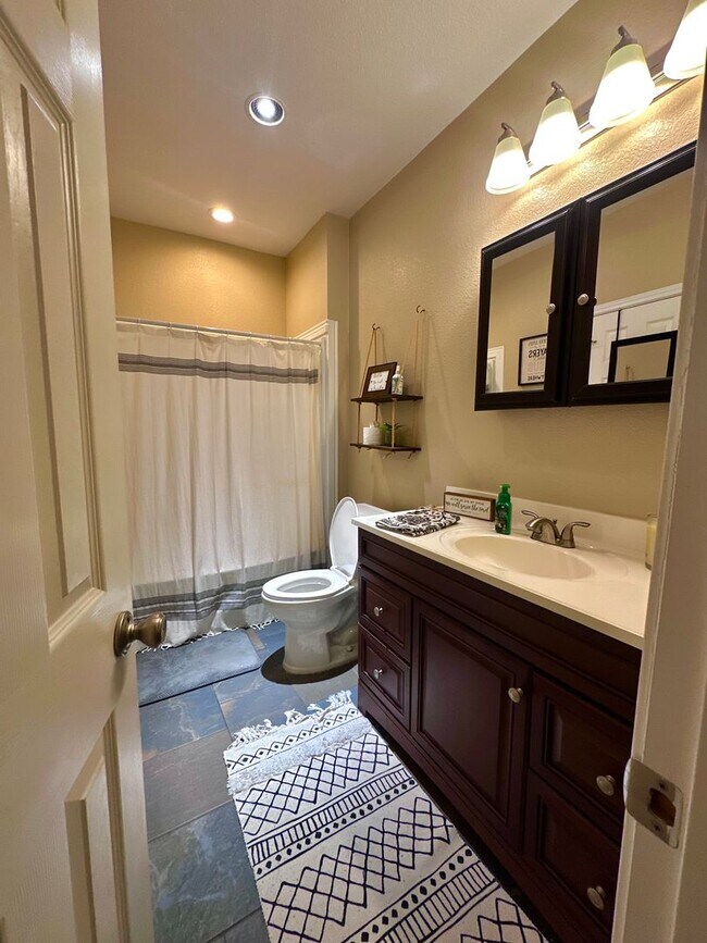 Building Photo - Charming 3/3 House in with Covered Parking Near Campus!