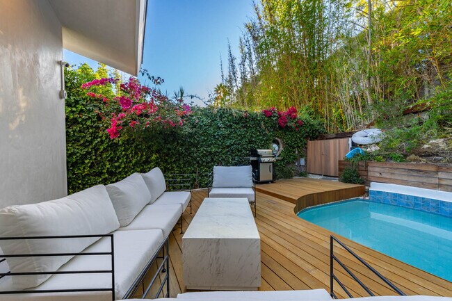 Building Photo - 2221 Bowmont Dr