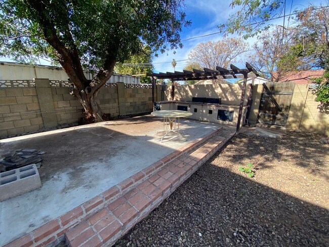Building Photo - 2032 W Medlock Dr