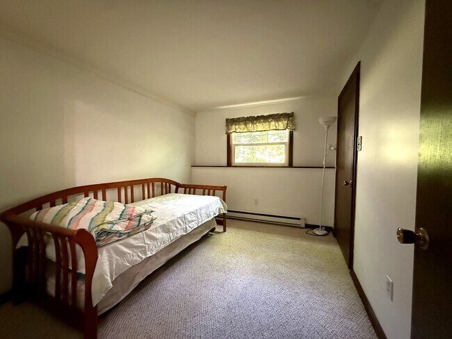 Building Photo - 3 Lark Pl