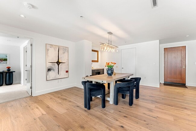 Building Photo - Gorgeous 2 bed, 3 bath Condo w/ 2 Car Gara...