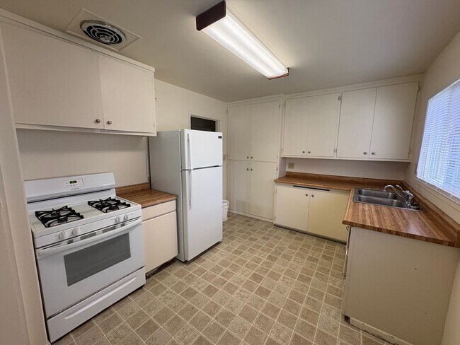Building Photo - 3 Bed 1 Bath House Eureka