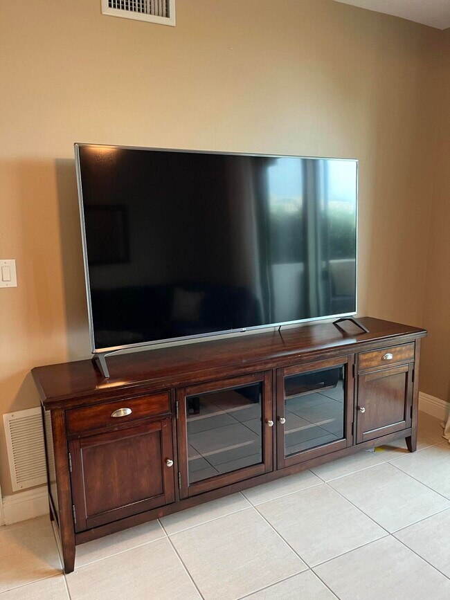 Building Photo - 610 Clematis St