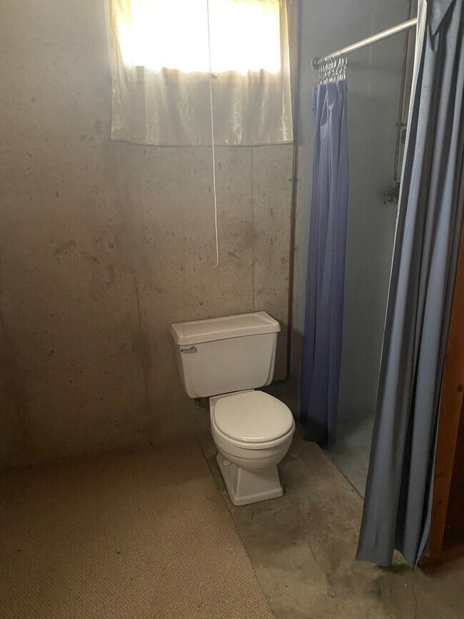 Building Photo - 2325-2327 Victoria Dr SW