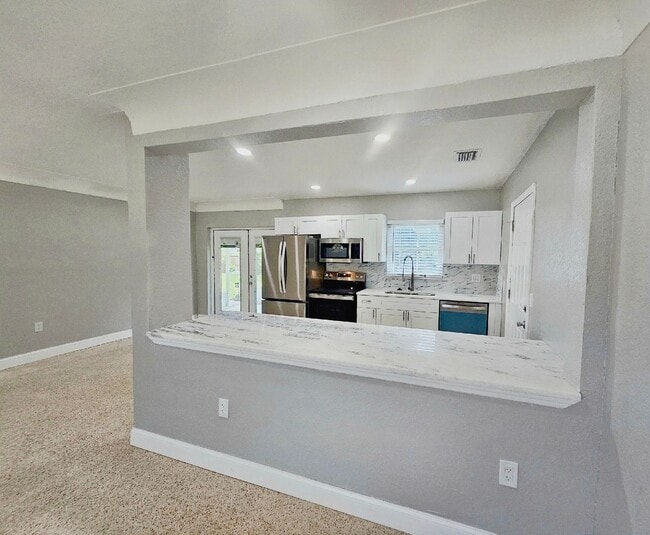 Building Photo - 3 Bedroom 2 Bath in Riveria Bay of St. Pete