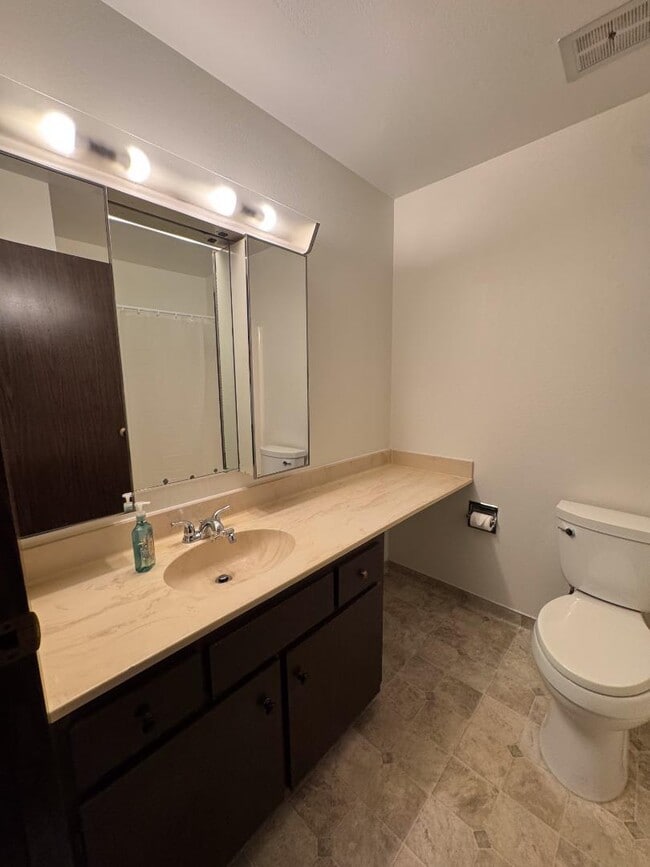 Building Photo - 26 Camelot Ct