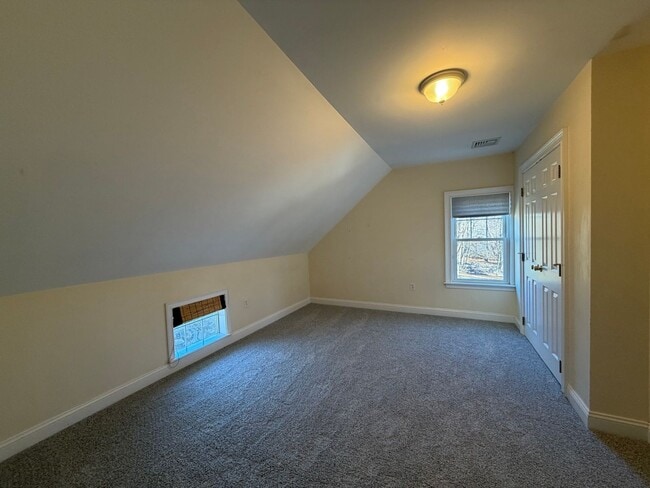 Building Photo - Move-In Ready Townhouse in North Billerica – Unbeatable Transit Access!