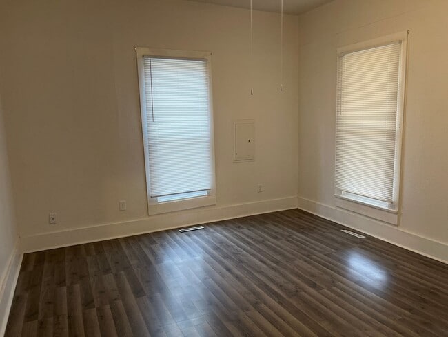 Building Photo - 2 BEDROOM HOUSE READY FOR YOU!