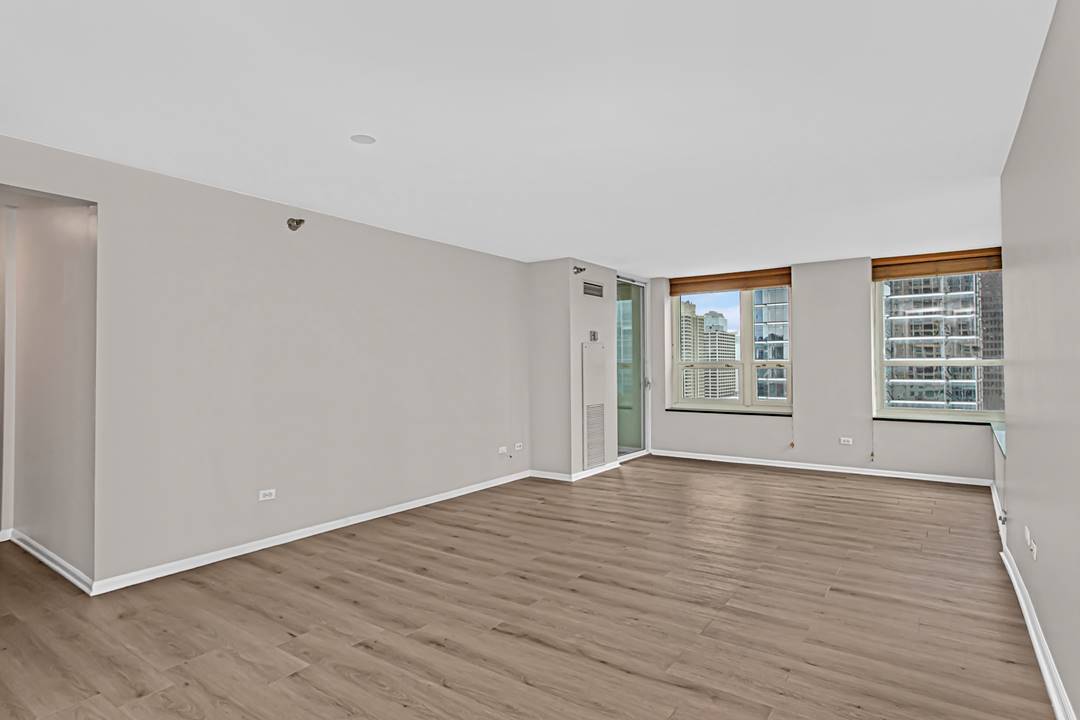 Building Photo - 345 N La Salle Dr