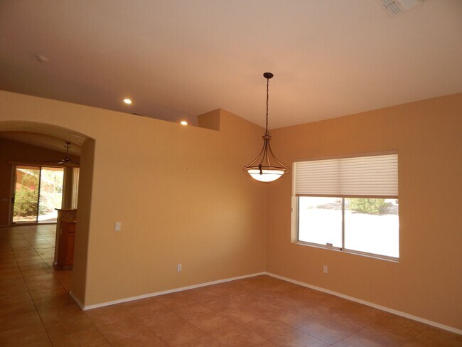 Building Photo - 3 Bedrooms 2 Bathrooms close to Sabino Canyon