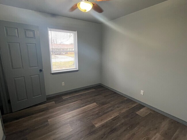 Building Photo - 1207 S Hartford Ave