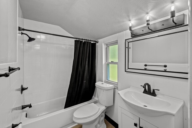 Building Photo - Stunning 3 bedroom home in Penn Hills avai...