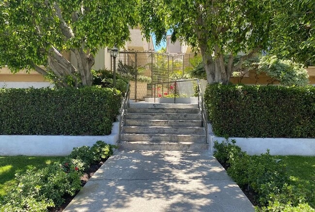 Building Photo - 1827 S Barrington Ave