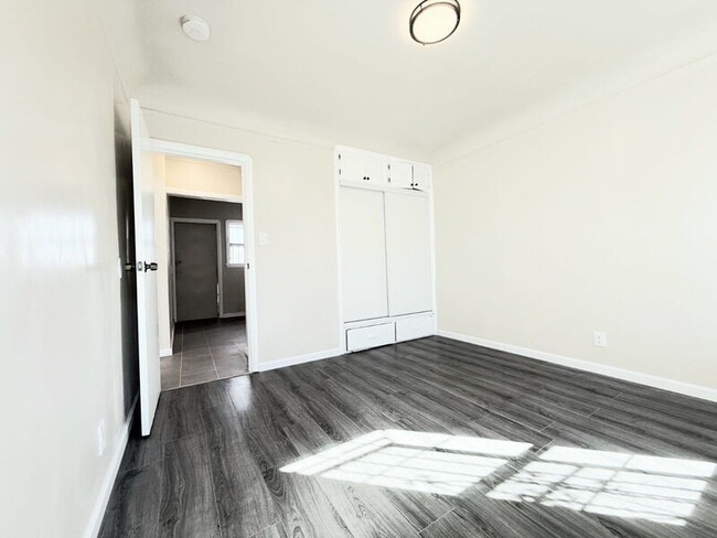 Building Photo - 338 W 61st St