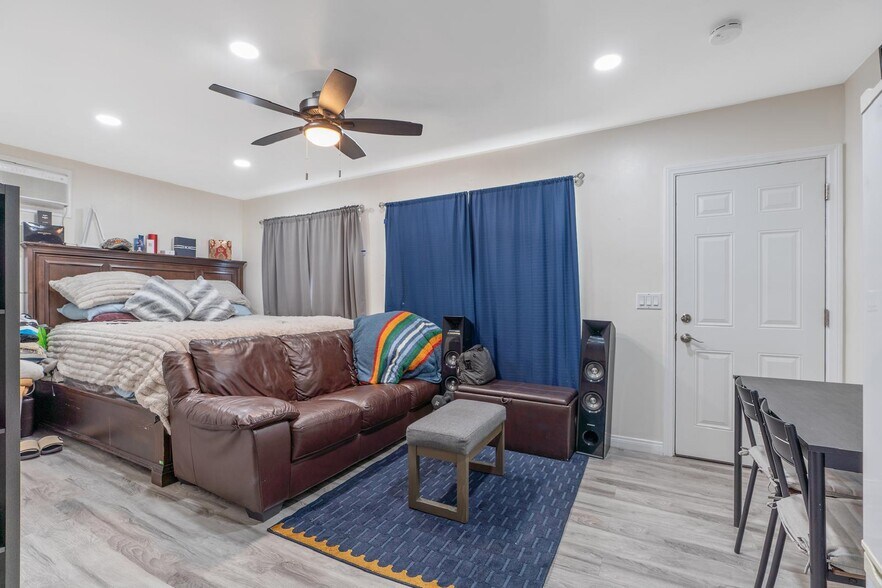 Building Photo - 740 Carmelita Pl