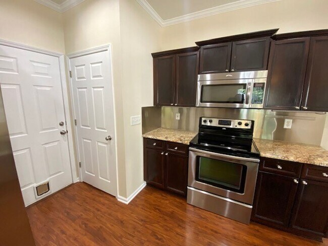 Building Photo - Welcome to this stunning 3-bedroom, 2-bath...
