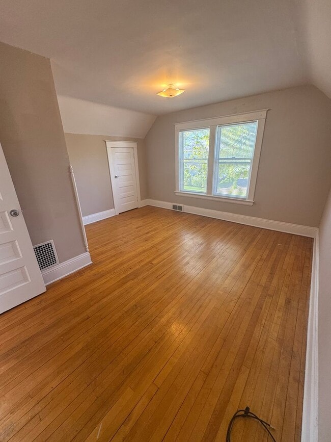 Building Photo - Beautiful 3 Bedroom 1.5 Bathroom Historic ...