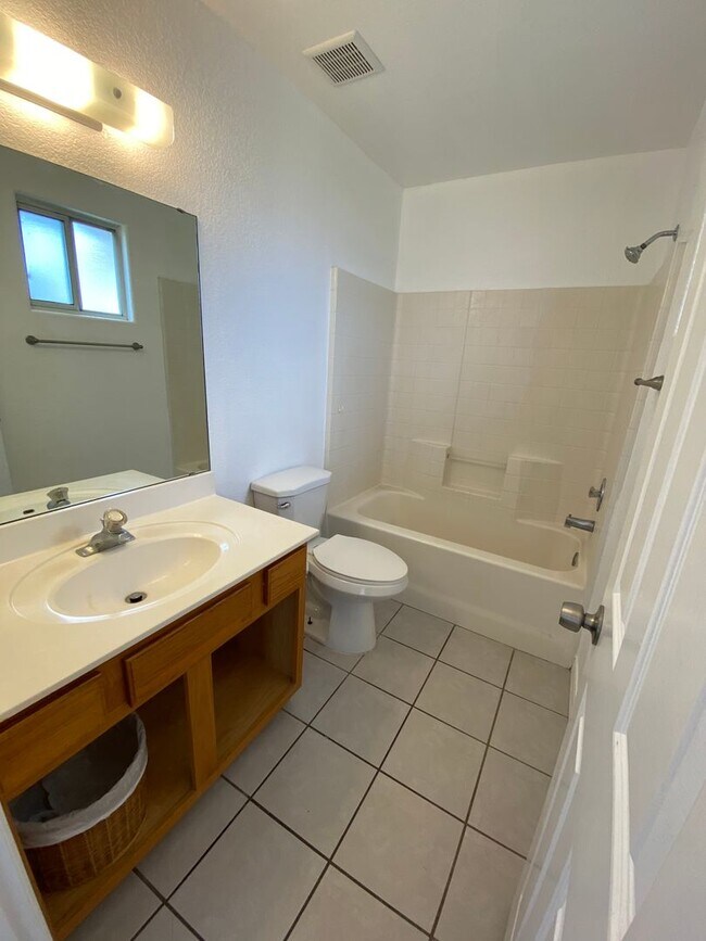 Building Photo - Great 3 Bedroom Home in Golden Valley on Pavement!