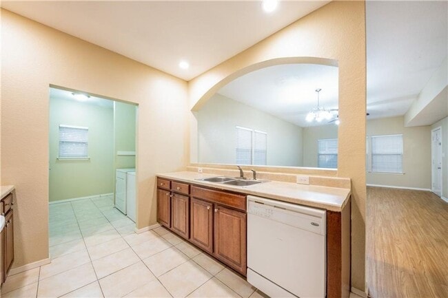 Building Photo - 2809 E 22nd St