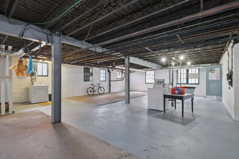 Building Photo - 5646 Hobart St