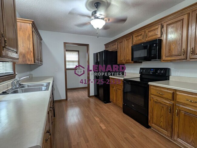 Building Photo - 3 Bedroom Home Ready for Move In!