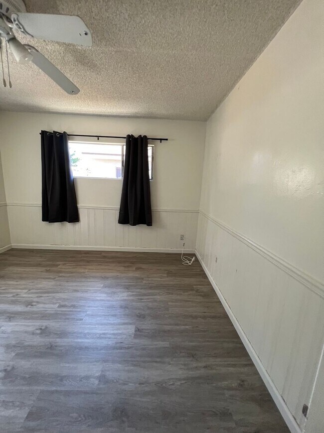 Building Photo - 5 bed 3 bath w/ large rooms and backyard