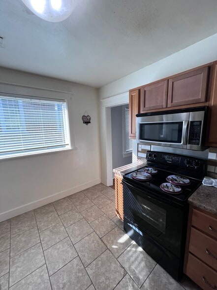 Building Photo - 1439 Eastmoreland Ave