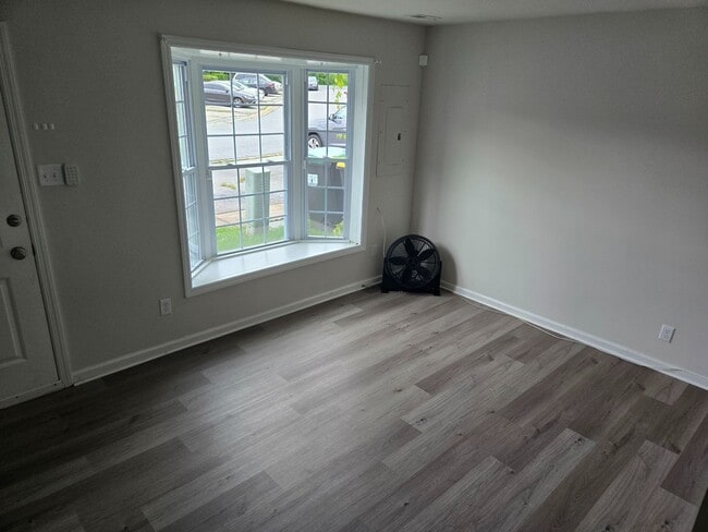 Building Photo - 3 bedroom, 1.5 bath townhome in Newark
