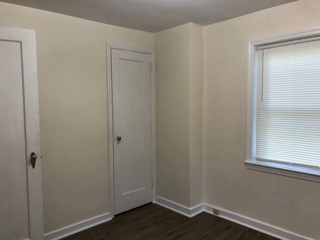 Building Photo - Cozy 2 Bedroom Semi-Attached Home on Quiet...