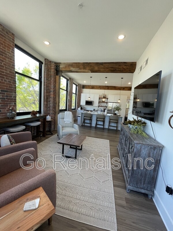 Building Photo - 1329 4th Ave S