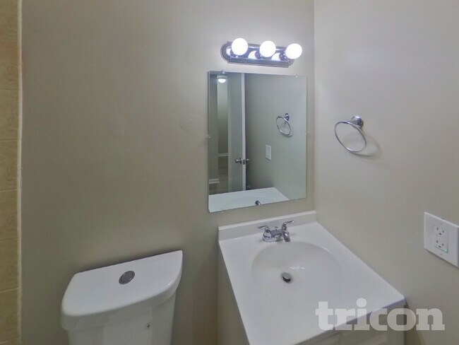 Building Photo - 2218 Village Ct