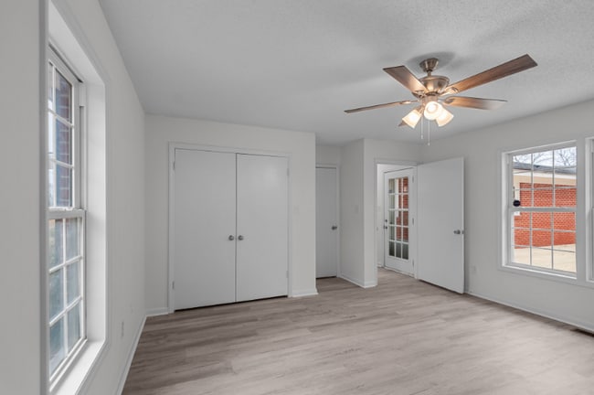 Building Photo - 205 Woodside Dr