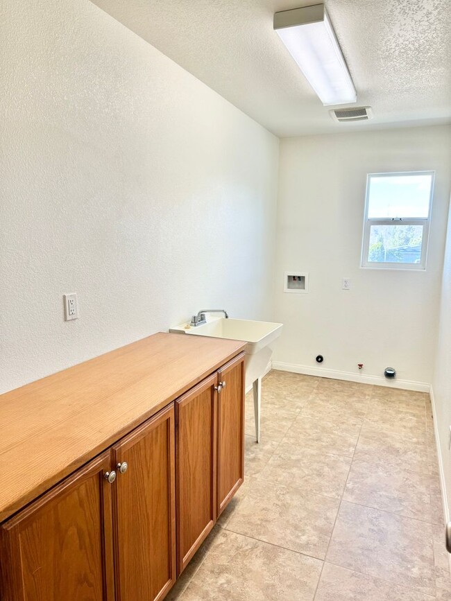 Building Photo - Huge 3 bed 2 bath Home In Storey Park Neig...