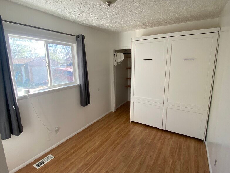 Building Photo - 160 E Leslie Ave