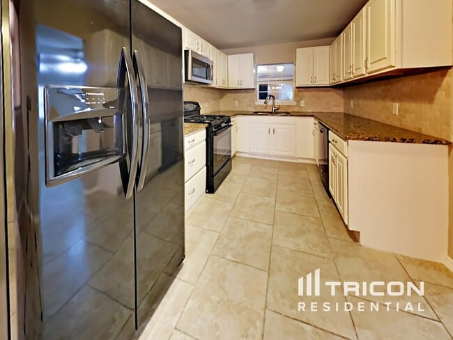 Building Photo - 350 Lemur Dr