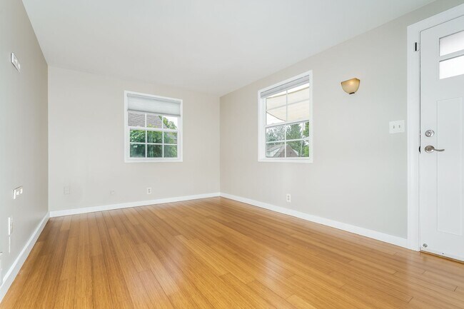 Building Photo - Inviting 3bed Seattle Home with Garage, Yard, and Parking!