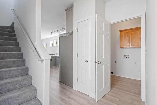 Building Photo - Lovely 3-bdrm/2-bath thin house in Portsmouth. Fenced backyard w/ deck, 1-car garage