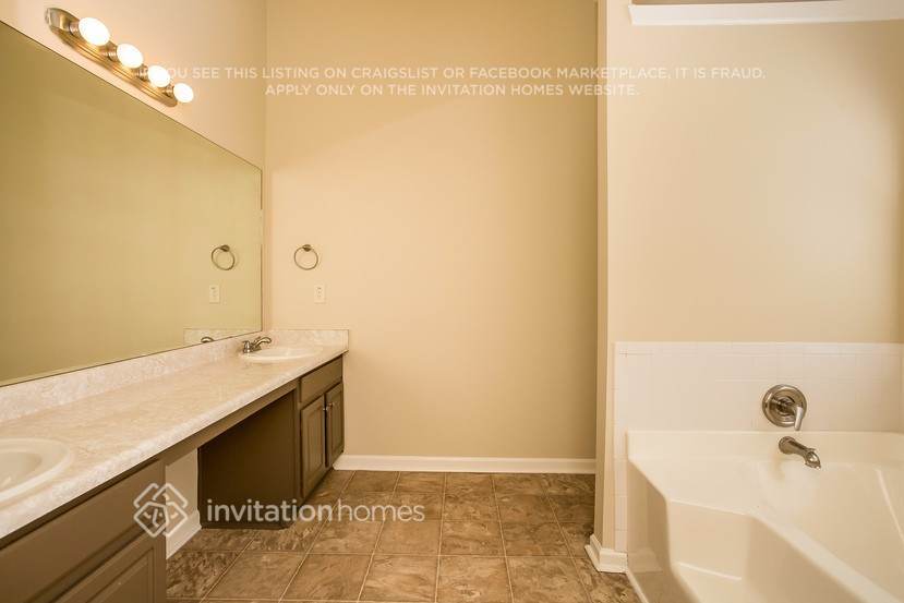 Building Photo - 572 Lakewater View Dr