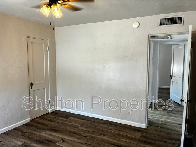 Building Photo - 1802 N Laurel Ave