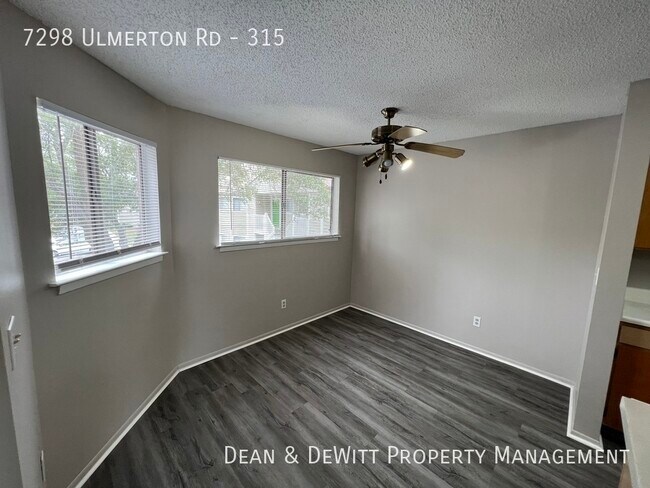 Building Photo - Updated 1/1 Condo - Pool, Pond, Parking